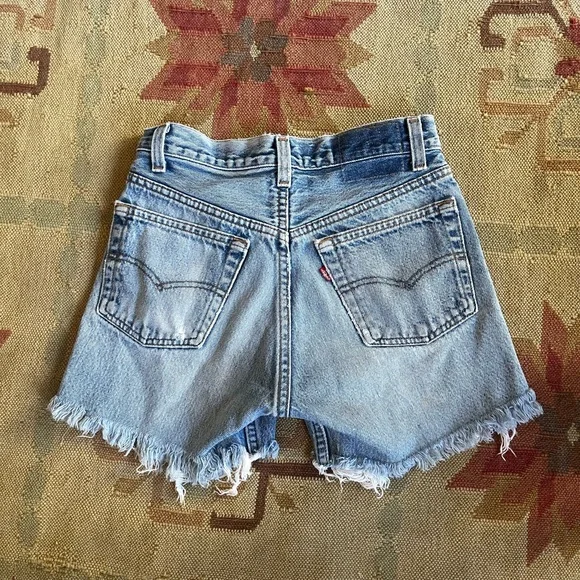 Vintage 90s 501 cutoff Levi’s shorts - Picture 4 of 4